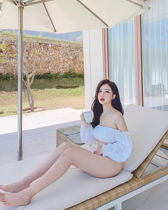 Ngoài công việc mẫu ảnh tự do, Linh Hương còn kinh doanh thời trang, mỹ phẩm.