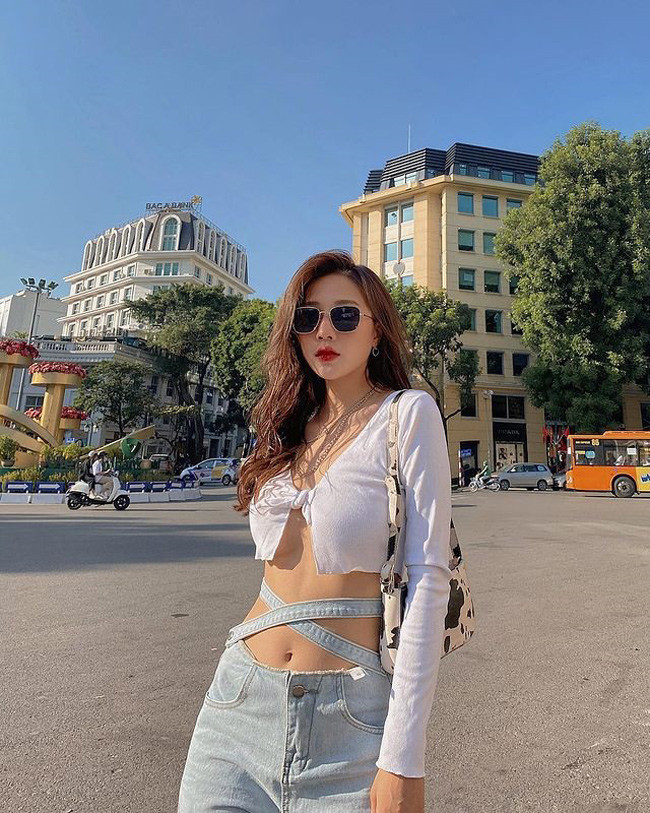 Vì không theo đuổi nghệ thuật nên cô chỉ công khai một phần cuộc sống của mình. Những chuyện riêng tư như gia đình, tình yêu, cô muốn giữ kín.