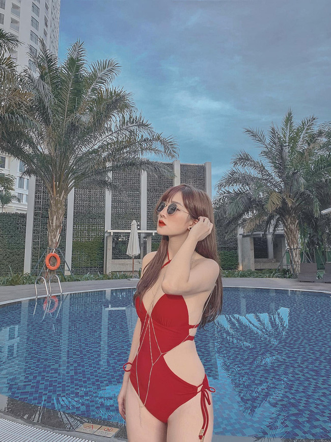 "Nhưng do tính chất công việc phải đi chụp mẫu ngoài trời nên đôi khi da mình cũng bị tổn thương nhiều", Linh Hương nói.