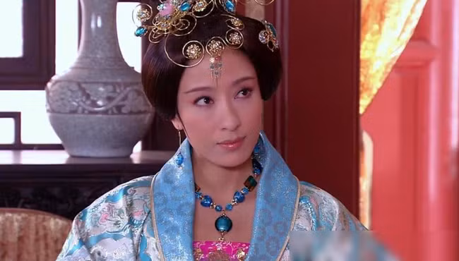 Vi Hoang de yeu say dam bao mau hon 17 tuoi la ai?-Hinh-3