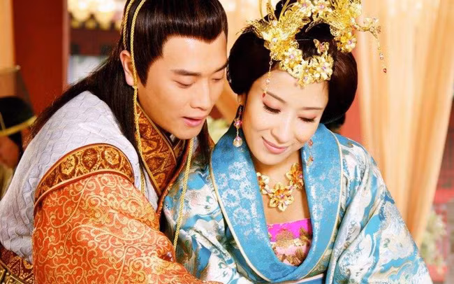 Vi Hoang de yeu say dam bao mau hon 17 tuoi la ai?-Hinh-2