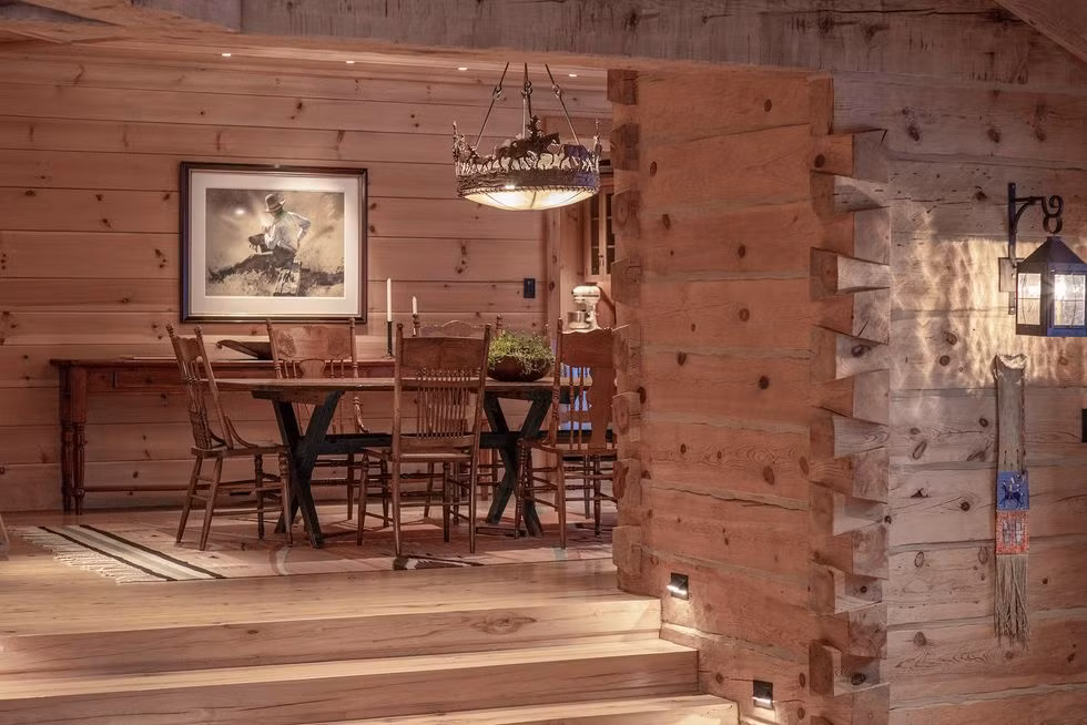 Ngôi nhà nằm trong khu vực núi đồi phủ tuyết và có một cổng riêng vào Rừng Quốc gia Uncompahgre, phù hợp cho các loại hình vận động và trò chơi ngoài trời. Ảnh: Joshua Johnson.