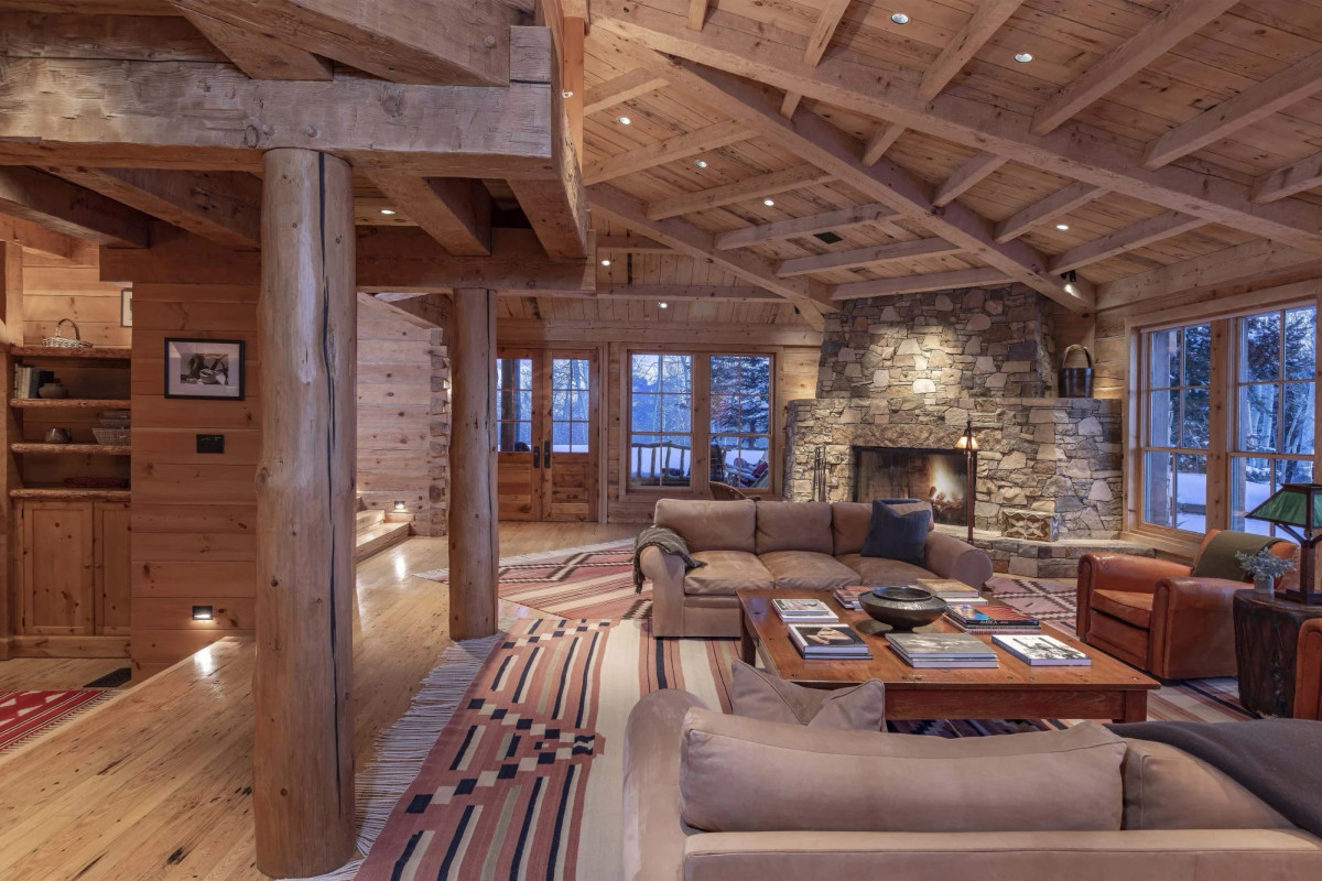 Không gian sống trong biệt thự gồm nhà chính bốn phòng ngủ rộng 929 m2 và một nhà cho khách khác ba phòng ngủ. Bên trong ngồi nhà thiết kế phòng ăn và phòng khách lớn. Ngoài ra, biệt thự còn có các tiện ích hiện đại như phòng gym, phòng giải trí và thư viện. Ảnh: Sotheby’s.