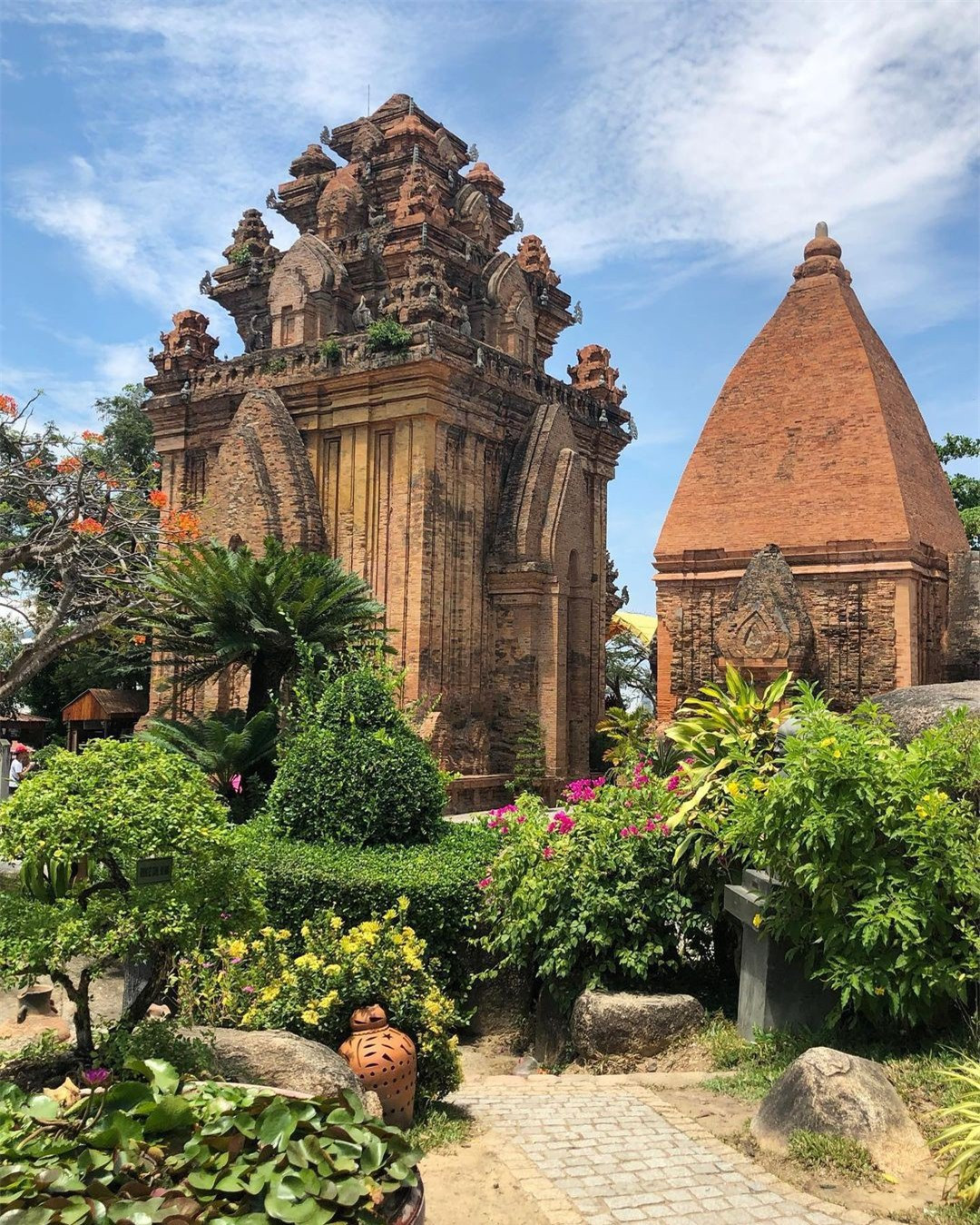 ##sc### Theo tư liệu của Trung tâm Bảo tồn di tích tỉnh Khánh Hòa, tháp chính ở quần thể di tích Tháp Bà Ponagar cao khoảng 23 m, được xây dựng lần đầu vào đầu thế kỷ 9, dựng lại vào khoảng giữa thế kỷ 11. 