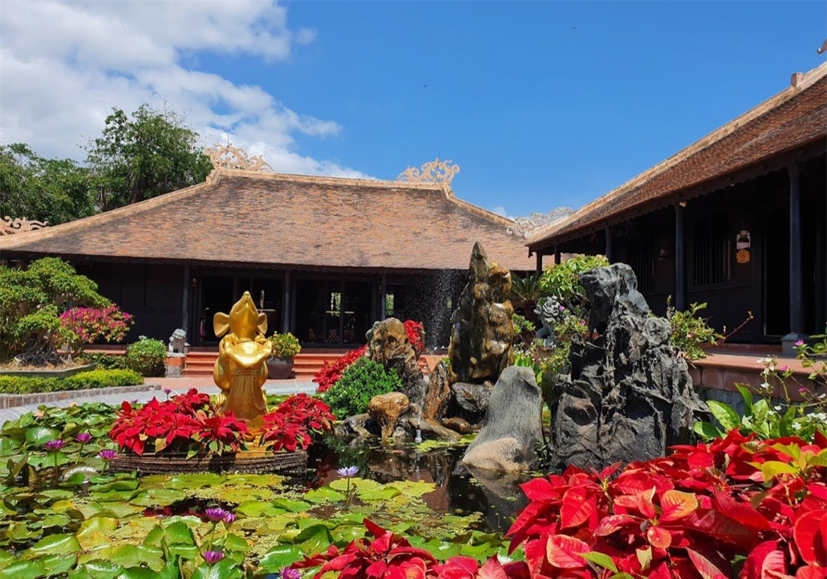 ##sc### Khu vực Hòn Chồng có Hội quán Vịnh Nha Trang. Một trong những nét đặc biệt ở đây là kiến trúc nhà rường Huế theo lối dân gian truyền thống. 