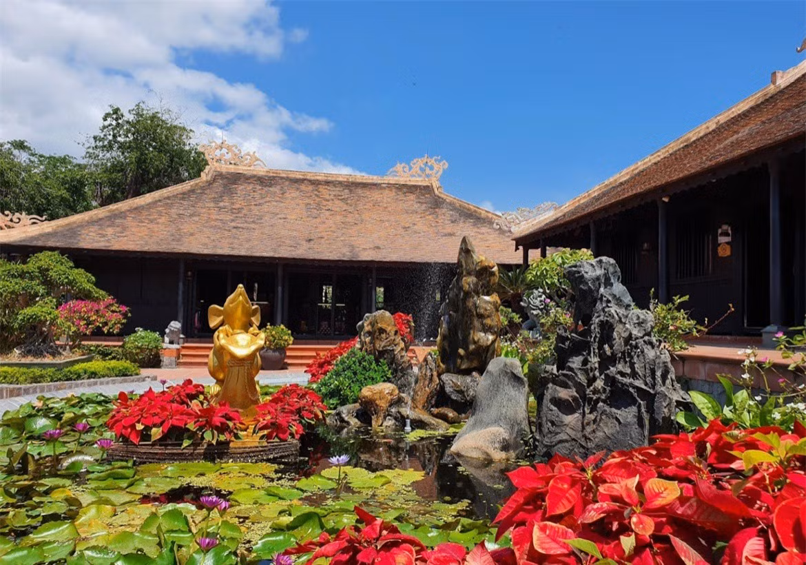  Khu vực Hòn Chồng có Hội quán Vịnh Nha Trang. Một trong những nét đặc biệt ở đây là kiến trúc nhà rường Huế theo lối dân gian truyền thống. 