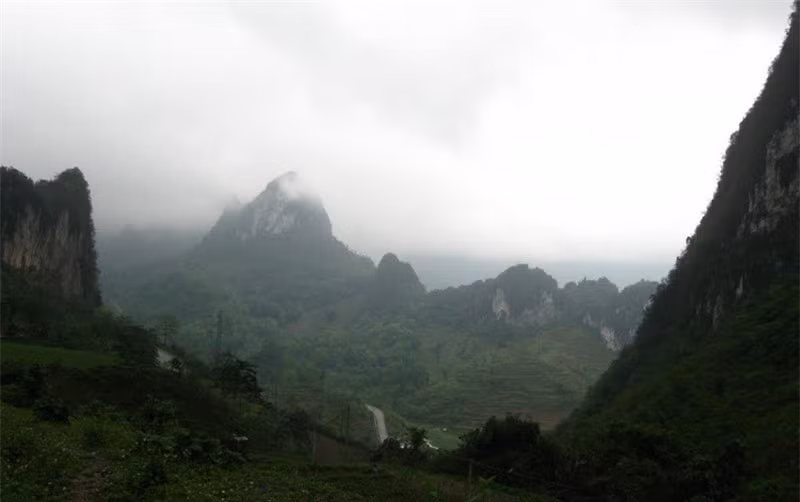 Đi đến đoạn đường đèo quanh co, hiểm trở, con ngựa của Nùng Trí Cao đã khuỵu xuống vì kiệt sức. Ảnh: Đất Nước Tôi.