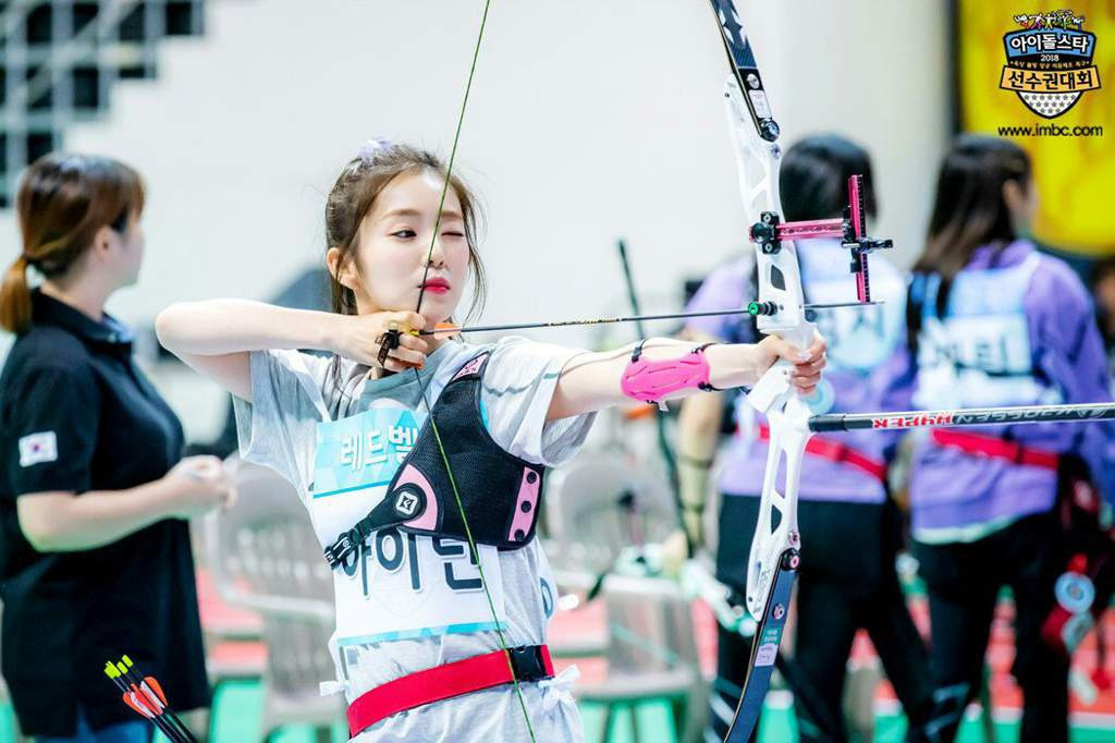 Ngoài Tzuyu, một thần tượng Hàn khác cũng nổi tiếng bắn cung giỏi là Irene (Red Velvet). Tương tự đồng nghiệp, Irene là tay bắn chủ lực của Red Velvet, luôn giành được điểm 9 hoặc 10 khi thi bắn cung.