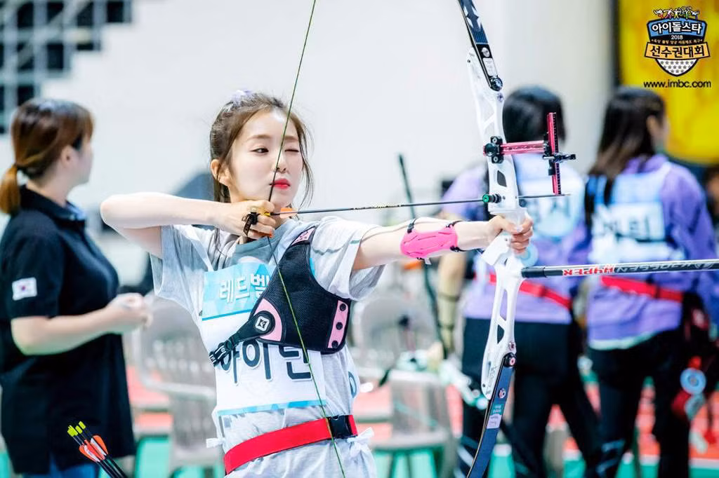 Ngoài Tzuyu, một thần tượng Hàn khác cũng nổi tiếng bắn cung giỏi là Irene (Red Velvet). Tương tự đồng nghiệp, Irene là tay bắn chủ lực của Red Velvet, luôn giành được điểm 9 hoặc 10 khi thi bắn cung.