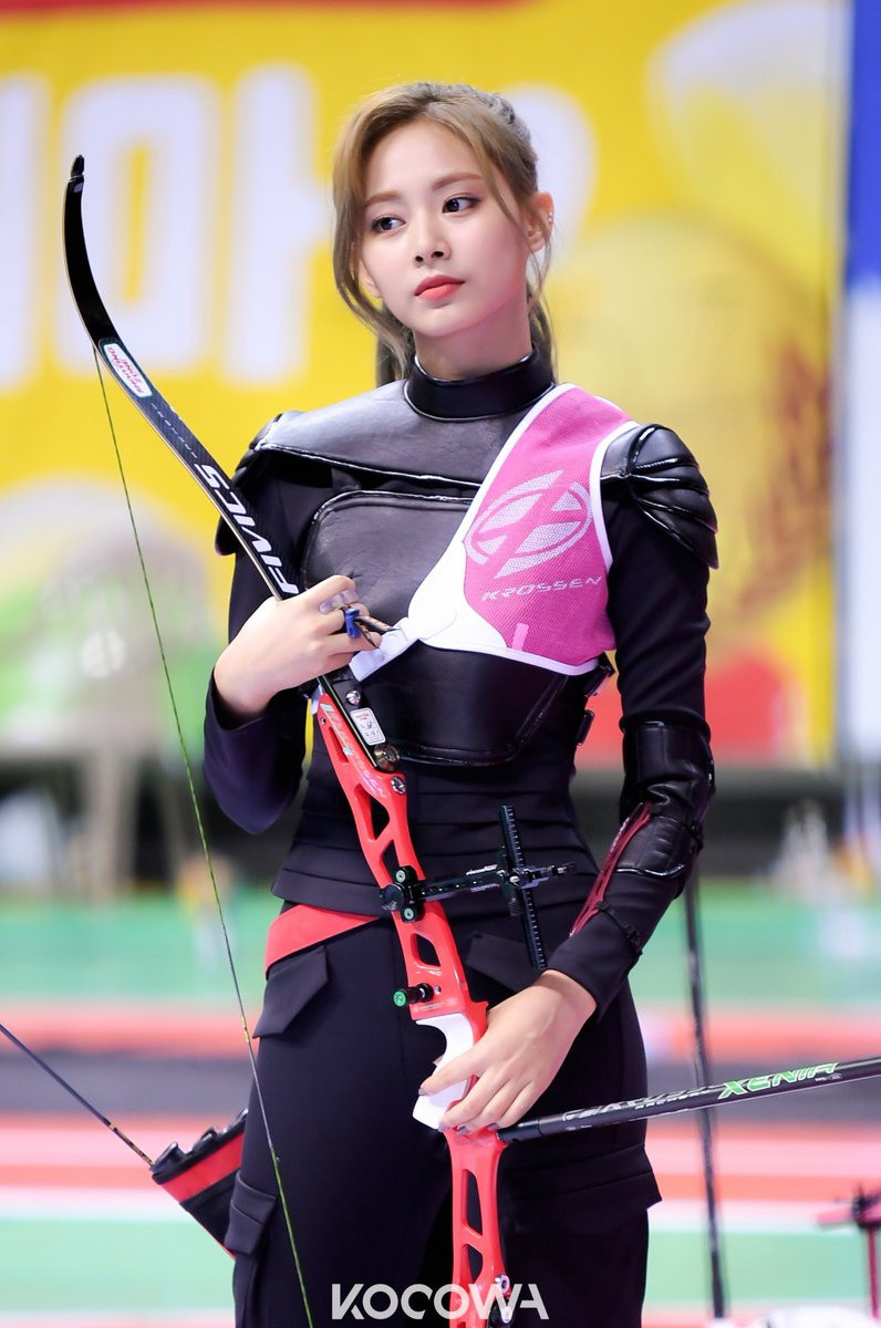 Thực tế, đây là hình ảnh khi Tzuyu dự thi môn bắn cung tại ISAC 2019. Khi thi đấu, thay vì bộ đồng phục thể thao ban tổ chức cung cấp, người đẹp sinh năm 1999 đã thay sang bộ trang phục lấy cảm hứng từ nữ chiến binh trong phim thần thoại. Thời điểm chương trình lên sóng, bộ ảnh trong trang phục màu đen của Tzuyu cũng gây sốt mạng xã hội Hàn Quốc.