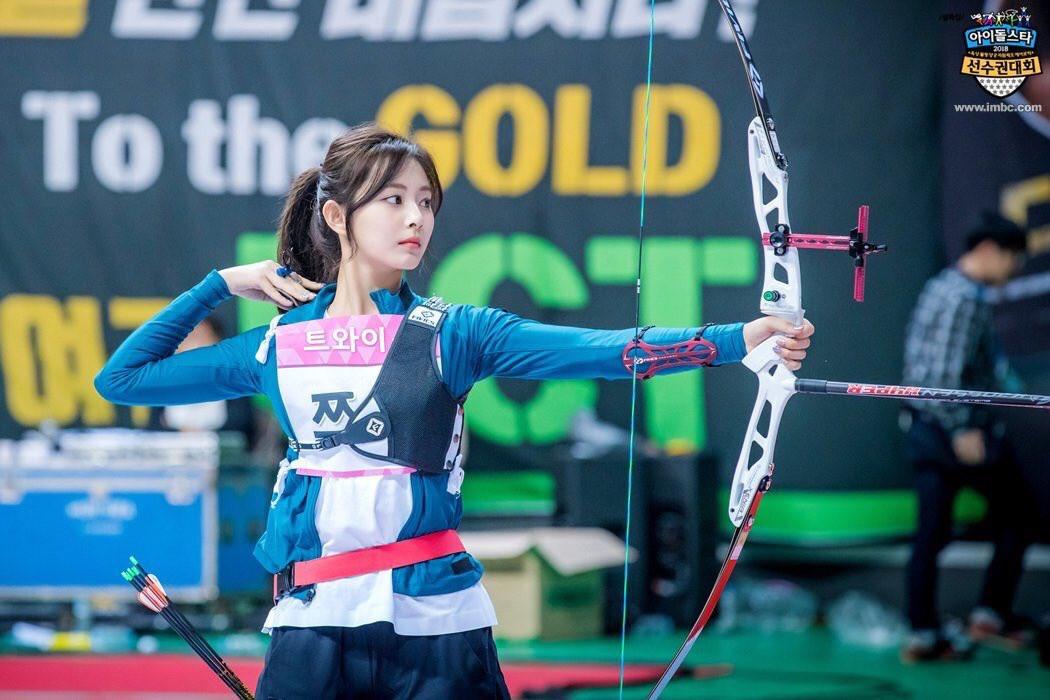 Không chỉ đẹp, Tzuyu còn có khả năng bắn cung rất tốt. Cô được xem là "át chủ bài" của nhóm TWICE, thường giúp nhóm tiến vào chung kết hoặc bán kết cuộc thi. Trong số phát sóng dịp Tết Nguyên đán 2019, nữ ca sĩ đã lập kỷ lục về điểm số trong phần thi bắn cung, cô bắn trúng hồng tâm 10 điểm 4 lần liên tiếp. Huấn luyện viên bắn cung Yoon Hye Young cũng dành lời khen cho tư thế đứng chuẩn và đẹp của nữ thần tượng.