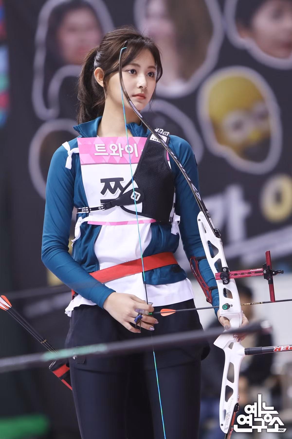 Mỗi lần dự thi môn bắn cung, Tzuyu đều chuẩn bị trang phục đẹp mắt và nhận được lời khen từ khán giả. Ngoài bộ trang phục chiến binh bằng da, mỹ nhân nhóm TWICE từng mặc bộ váy màu đỏ theo phong cách hoàng gia, kết hợp cùng áo choàng cape không tay.