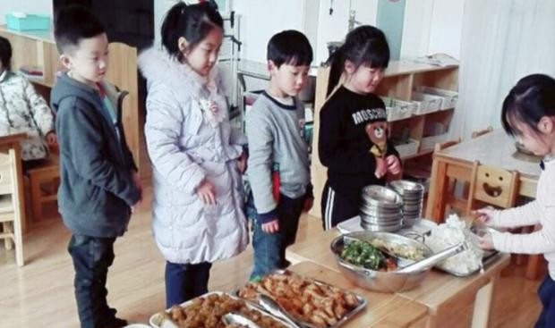 Con trai von ken an lai khen com o truong ngon khien me bat ngo