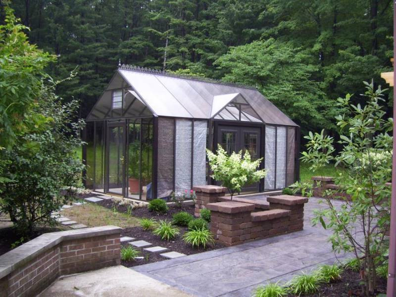  Màu sơn nâu trầm ấm của ngôi nhà nổi bật giữa sắc xanh của cây cối xung quanh