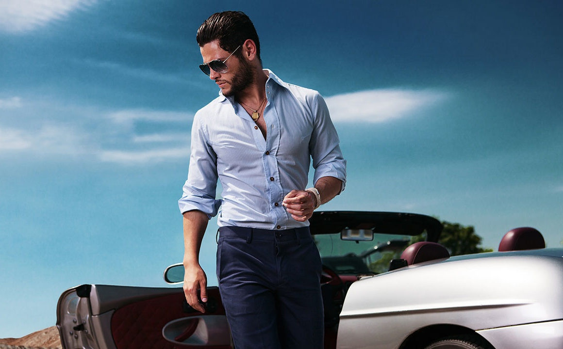  8. Tư thế không phù hợp: Nếu không thể đứng thẳng, trang phục sẽ không giúp ích cho hình ảnh của bạn. Giữ lưng thẳng, hóp bụng nhẹ nhàng, đồng thời đảm bảo các bộ phận khác như vai, ngực có độ căng phù hợp. Ảnh: Fashionisers.