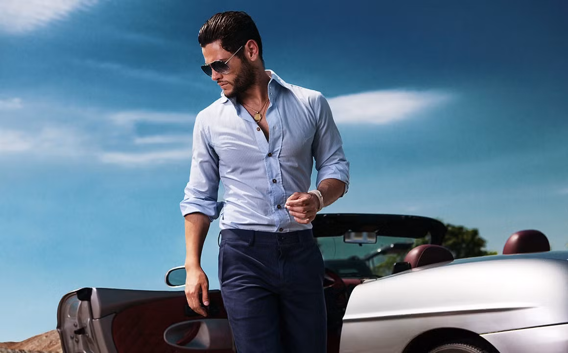  8. Tư thế không phù hợp: Nếu không thể đứng thẳng, trang phục sẽ không giúp ích cho hình ảnh của bạn. Giữ lưng thẳng, hóp bụng nhẹ nhàng, đồng thời đảm bảo các bộ phận khác như vai, ngực có độ căng phù hợp. Ảnh: Fashionisers.