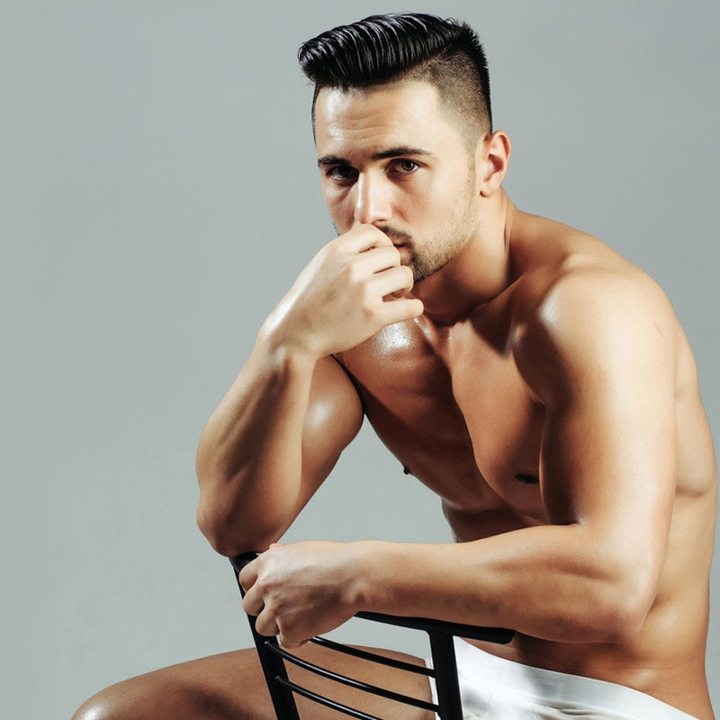  3. Da mặt bóng nhờn: Làn da của nam giới dày hơn, đồng thời tuyến bã nhờn hoạt động mạnh mẽ hơn so với phụ nữ. Một số chàng trai có làn da thường xuyên bóng nhờn, cũng như xuất hiện một vài nốt mụn do lỗ chân lông bị tắc nghẽn. Ngoài sử dụng sữa rửa mặt có độ pH thấp 2 lần/ngày, đấng mày râu nên mang theo khăn giấy bỏ túi để thấm bớt dầu thừa. Ảnh: Manscipated.