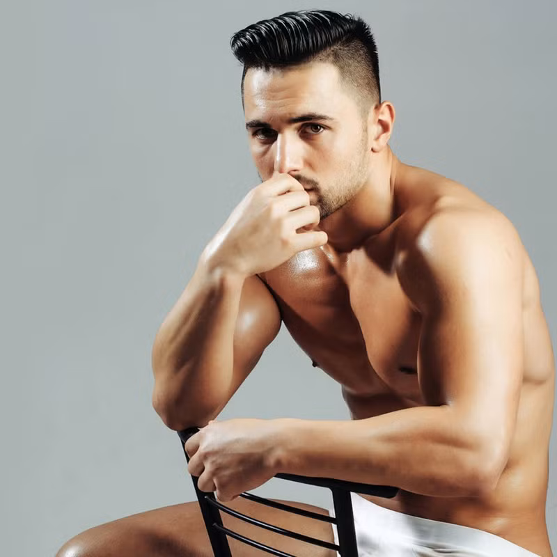  3. Da mặt bóng nhờn: Làn da của nam giới dày hơn, đồng thời tuyến bã nhờn hoạt động mạnh mẽ hơn so với phụ nữ. Một số chàng trai có làn da thường xuyên bóng nhờn, cũng như xuất hiện một vài nốt mụn do lỗ chân lông bị tắc nghẽn. Ngoài sử dụng sữa rửa mặt có độ pH thấp 2 lần/ngày, đấng mày râu nên mang theo khăn giấy bỏ túi để thấm bớt dầu thừa. Ảnh: Manscipated.