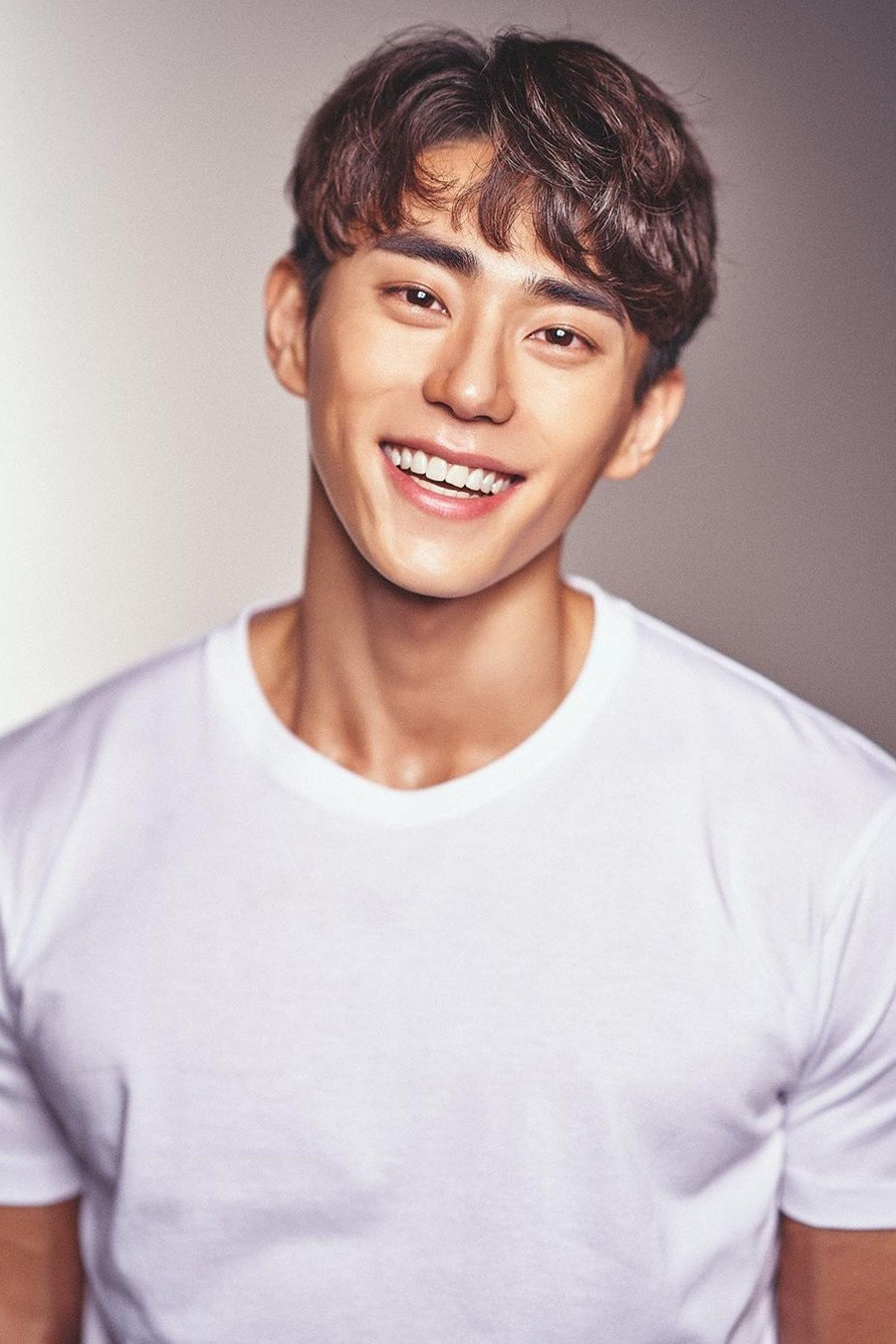  5. Răng xỉn màu: Hút thuốc lá, dùng nhiều đồ uống có màu khiến răng bị ố vàng. Răng xỉn màu ảnh hưởng đến nụ cười và sự tự tin của phái mạnh khi giao tiếp. Đấng mày râu nên chăm sóc răng miệng kỹ lưỡng bằng việc đánh răng và dùng chỉ nha khoa. Tránh hút thuốc lá, hạn chế dùng thực phẩm và đồ uống có màu như cà phê, rượu vang đỏ, trà… Ảnh: @seangraphy.