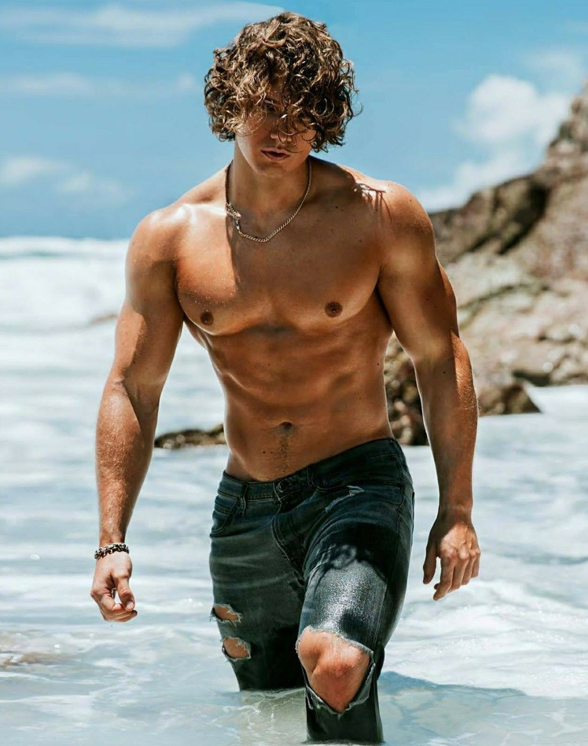  2. Đầu tóc bù xù: Các sợi tóc lộn xộn làm diện mạo phái mạnh trở nên kém gọn gàng trong mắt mọi người. Tóc của nam giới cần được chăm sóc thường xuyên nhằm loại bỏ tình trạng gàu, gãy rụng hay dính bết. Giữ cho tóc luôn sạch sẽ, vào nếp bằng cách chải đầu, dùng dầu gội đầu dịu nhẹ. Theo Times Of India, phái mạnh không nên lạm dụng gel vuốt tóc vì có thể khiến tóc bị yếu, khô và thương tổn. Ảnh: Bird Stone.