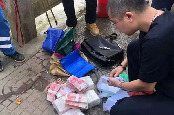 Dang don rac phat hien tui vo chu, mo ra la 2,1 ty dong-Hinh-2