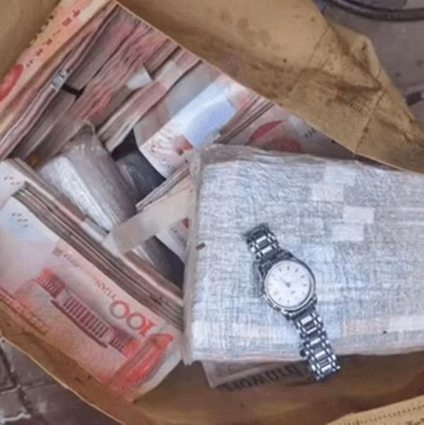 Dang don rac phat hien tui vo chu, mo ra la 2,1 ty dong