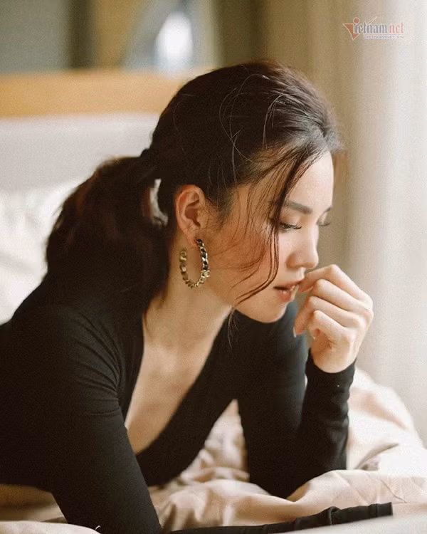 Doi tu kin tieng cua A hau Hoang Oanh ben chong gioi, con xinh-Hinh-2