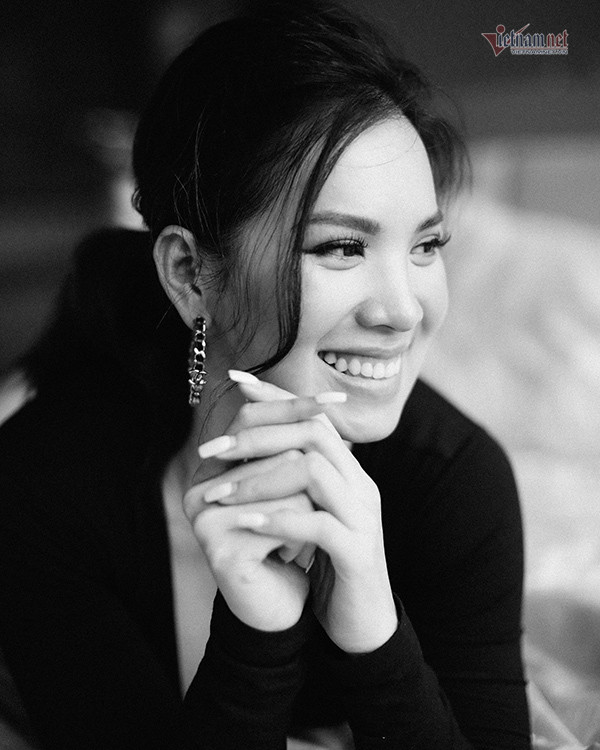 Doi tu kin tieng cua A hau Hoang Oanh ben chong gioi, con xinh