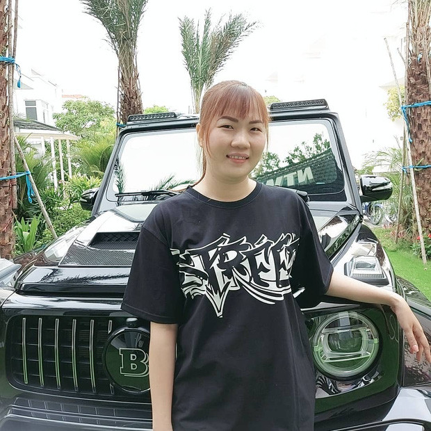 Thuy Kieu duoc Ngoc Trinh mua xe cho lai con kiem luon vu 