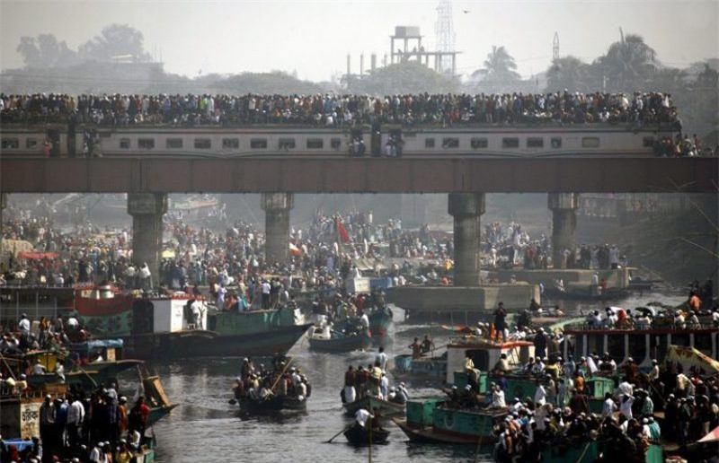 ##sc### Biswa Ijtema, sông Turag, Tongi, Bangladesh: Đây là buổi lễ đông tín đồ đạo Hồi nhất thế giới. Chỉ trong một ngày, Biswa Ijtema thu hút 5 triệu tín đồ, gấp đôi số người tới lễ Hajj thường niên ở Mecca. Buổi lễ diễn ra vào tháng một hàng năm, cơ hội cho người theo đạo Hồi được thánh Allah ban phước mà không phải chi một khoản tiền lớn để tới Ả Rập Saudi. 