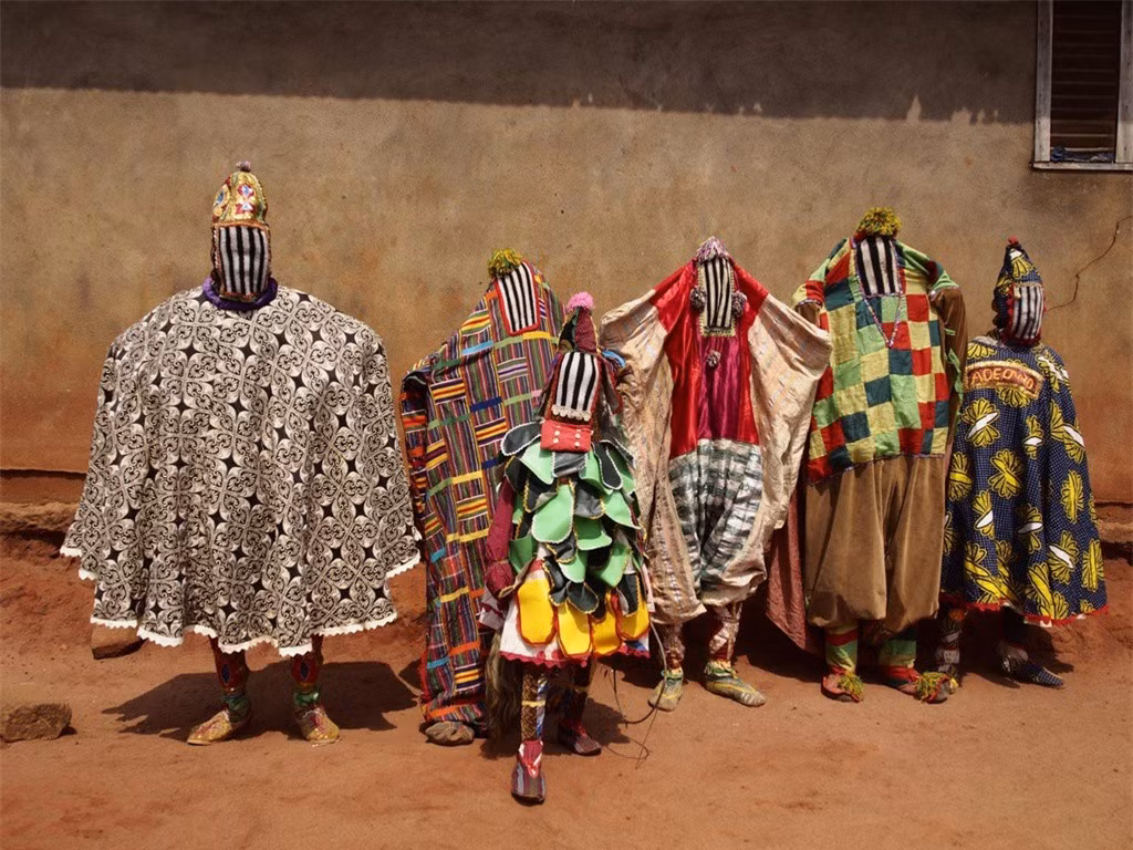  Ma sống (Egungun), Dakon, Benin: Ma Sống hay còn gọi là Egungun là các thành viên của một tổ chức tối mật. Họ đại diện cho linh hồn người chết quay lại Trái đất để truyền những lời khuyên cho người sống. Lời nói của họ được cho là đến từ các thần linh. Egungun thường tới các làng phía bắc Ouidah vào tháng một và tháng hai. 