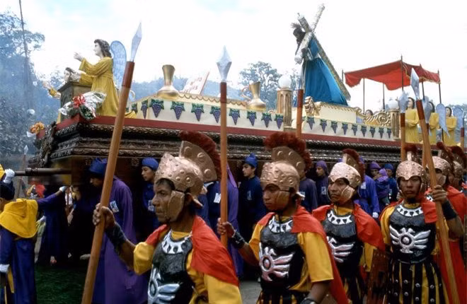  Lễ hội Good Friday, Antigua Guatemala, Guatemala: Hàng chục nghìn người trong trang phục màu tím từ khắp Trung Mỹ đổ về Guatemala để tham gia lễ Phục Sinh ở đây. Vào lúc bình minh, những người trong trang phục lính La Mã sẽ đi qua các con phố cổ xưa của Guatemala, xướng lên hình phạt dành cho Chúa Jesus. 