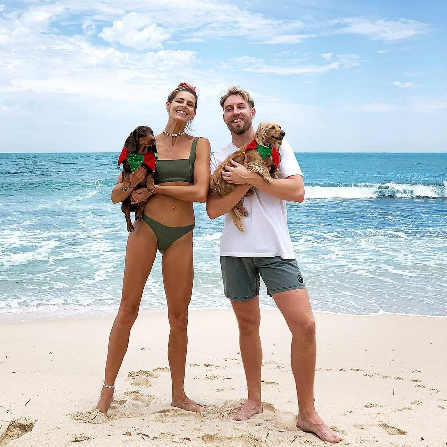 Amanda có chuyện tình đẹp cùng bạn trai. Suốt nhiều năm hẹn hò, anh là người đồng hành cùng cô trong cuộc sống thường ngày lẫn công việc. Hai người còn nuôi chung hai chú cún cưng và thường xuyên cùng nhau đi du lịch khắp nơi.