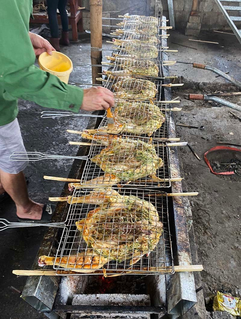 Dac san Tay Bac, lo than ruc lua, nuong 4.000 con chuyen ve Ha Noi-Hinh-3