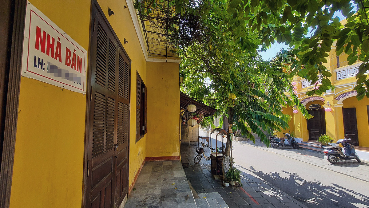 Ngôi nhà 2 tầng với diện hơn 200 m2 trên đường Nguyễn Thái Học được chủ nhà rao báo với giá 60 tỷ đồng. Theo người này, trước khi bị ảnh hưởng dịch Covid-19, đây là nơi sầm uất và được cho thuê làm nhà hàng. Tuy nhiên, do dịch Covid-19 nên người kinh doanh trước đã trả mặt bằng và hiện đóng cửa để rao bán.