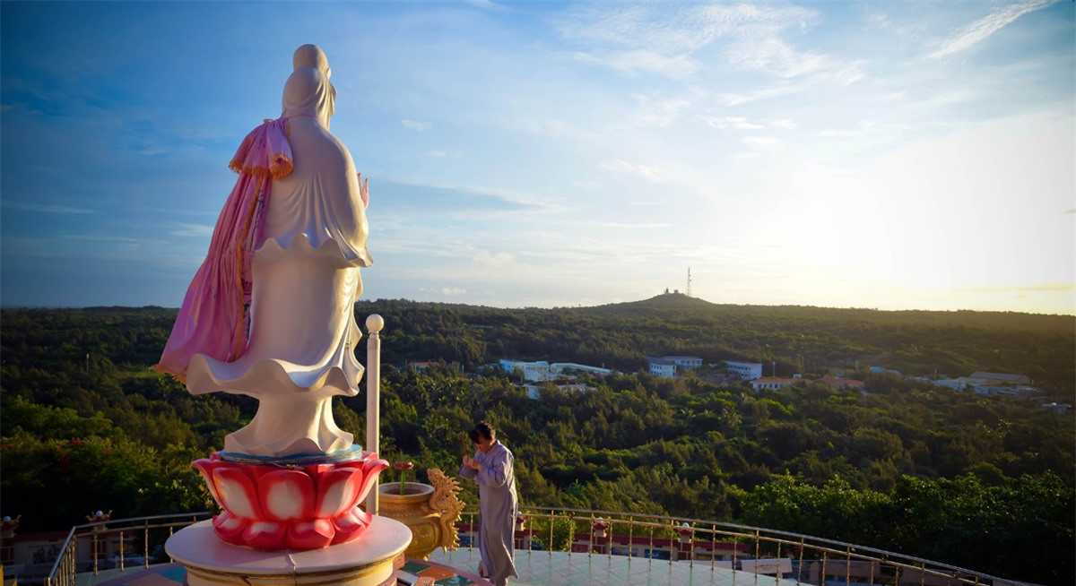 Trên đỉnh núi Cao Cát có tượng Phật Quan Thế Âm Bồ Tát nhìn ra biển Đông thường được nhiều người tìm đến cầu nguyện những điều tốt đẹp cho người thân.