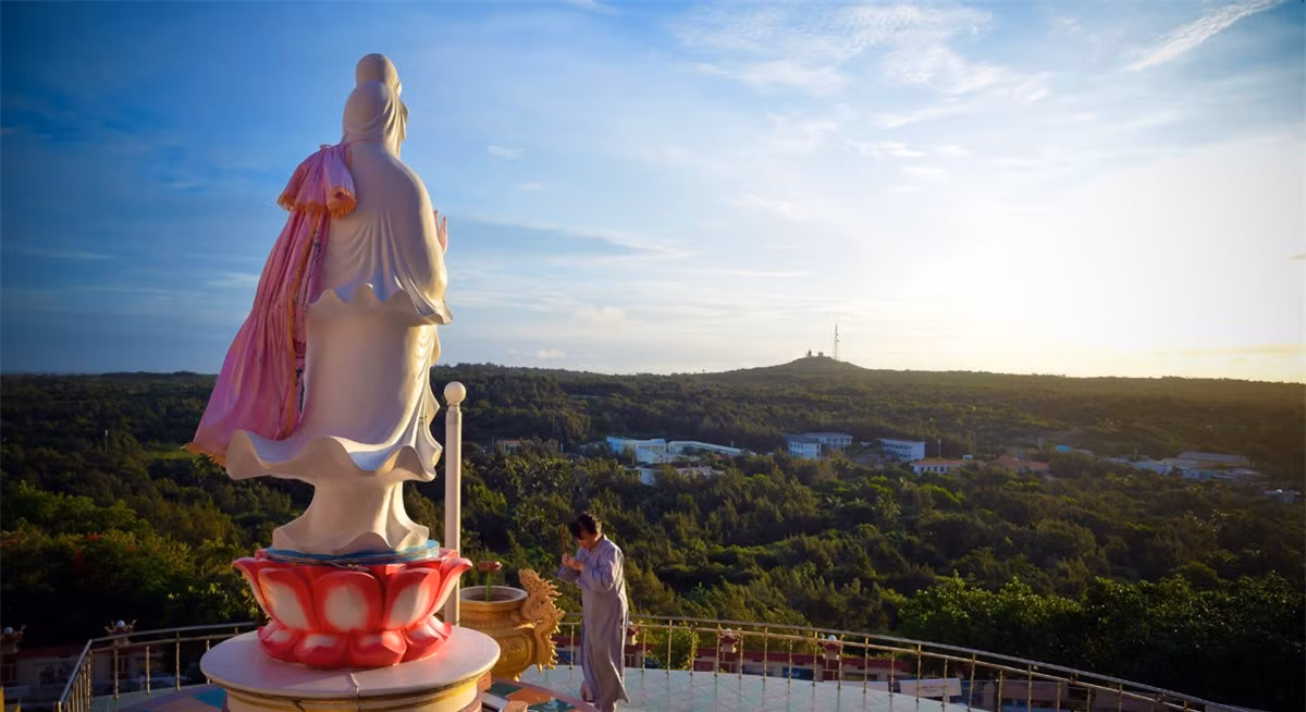 Trên đỉnh núi Cao Cát có tượng Phật Quan Thế Âm Bồ Tát nhìn ra biển Đông thường được nhiều người tìm đến cầu nguyện những điều tốt đẹp cho người thân.