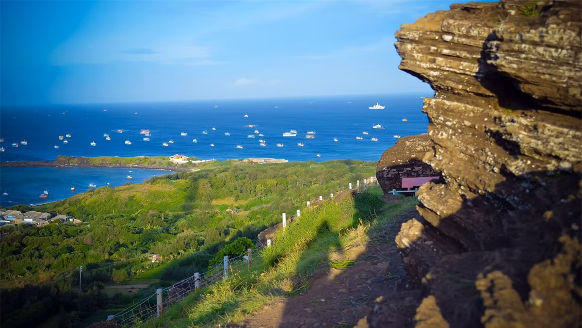 Đến Phú Quý là lúc ta bỏ lại những xô bồ của thị thành để hoà mình với sóng biển gió trời,sống những ngày nhẹ nhàng nhất.