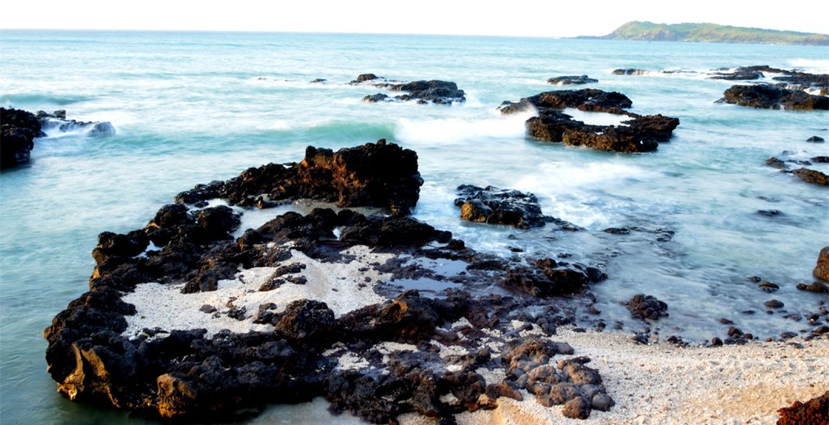 Buổi sớm mai bên Vịnh Triều Dương nước biển trong xanh, có một bãi tắm nhỏ,ít ghe thuyền, không khí vô cùng trong lành và tĩnh lặng.