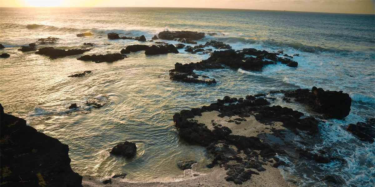 Những tia nắng sớm mai từ biển Đông chiếu sáng những mỏm đá đủ hình thù kỳ dị nhô ra biển.Đến đây, bạn tha hồ tạo dáng chụp ảnh mà không sợ bị ai dòm ngó, làm phiền.