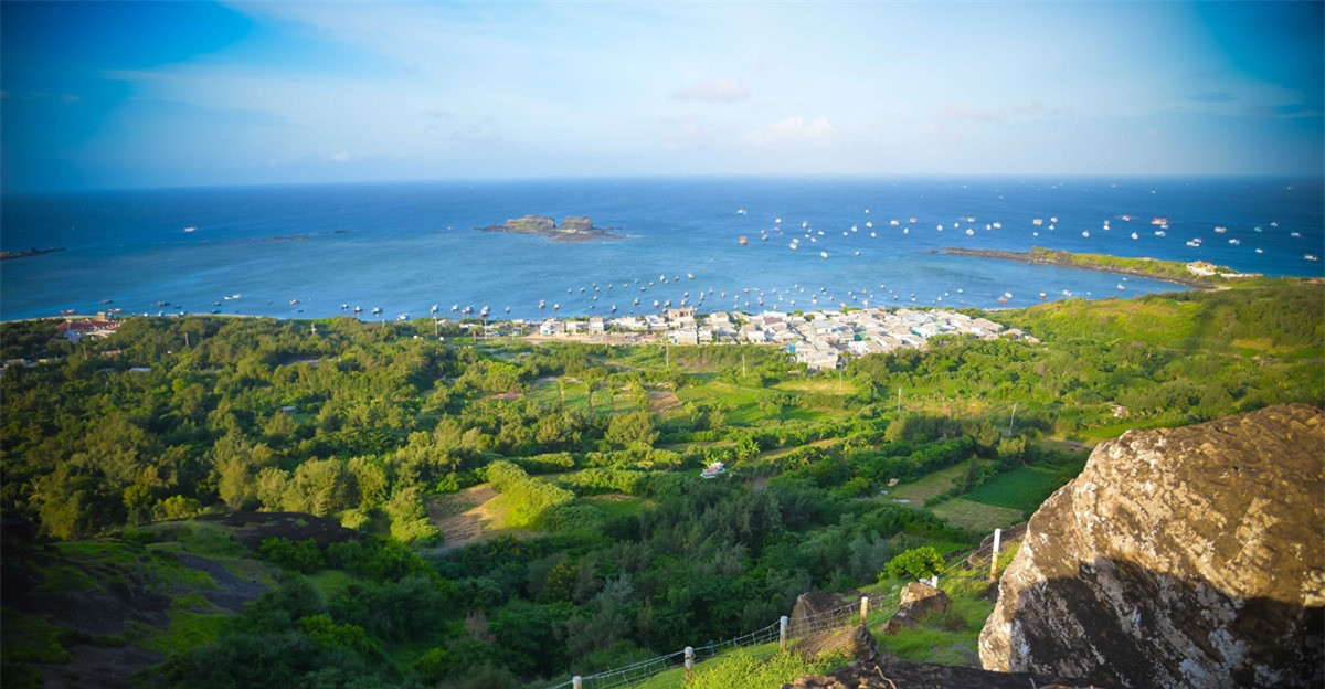 Ở mỗi ngóc ngách trên hòn đảo này đều đẹp đến lạ lùng. Những hàng cây bãi cỏ xanh rì, không khói bụi,không tiếng ồn chỉ có tiếng chim hót và gió biển rì nào như muốn níu chân những khách thập phương. 