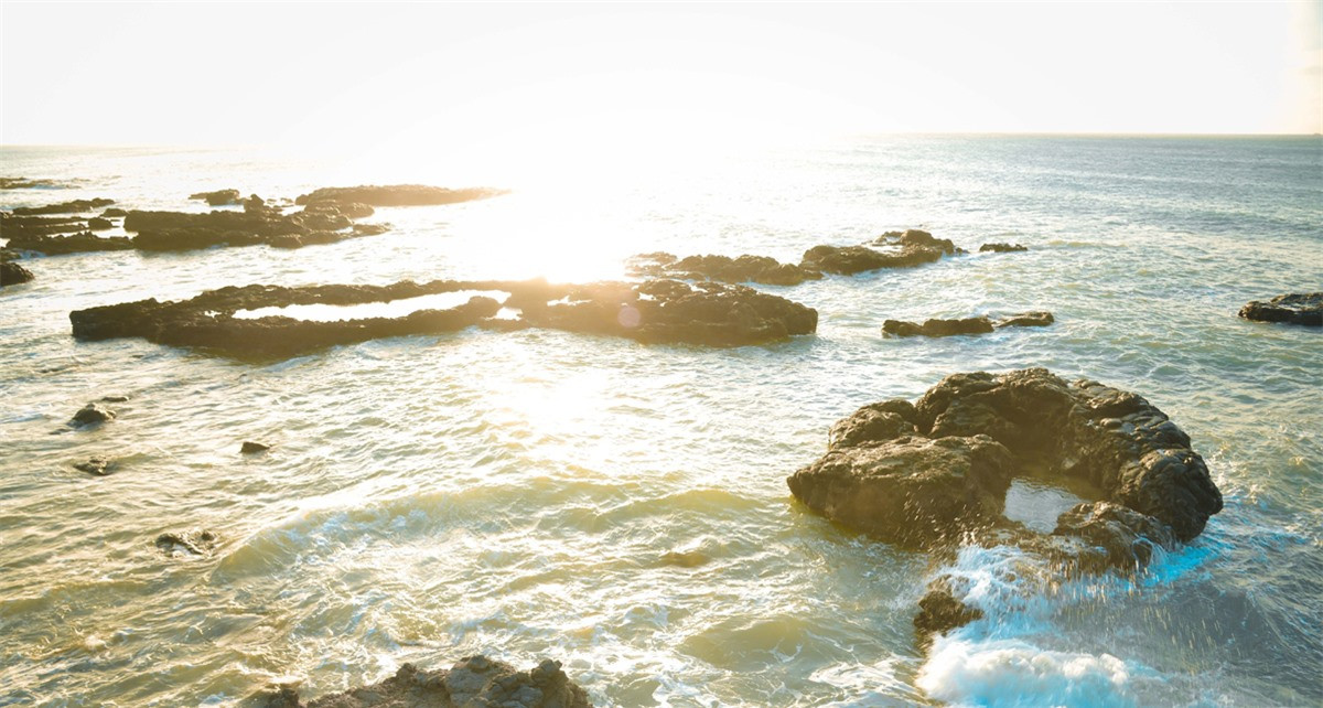 Những cơn sóng trắng xóa dạt vào các mỏm đá người ta cảm giác như đứng giữ chốn bồng lai tiên cảnh.