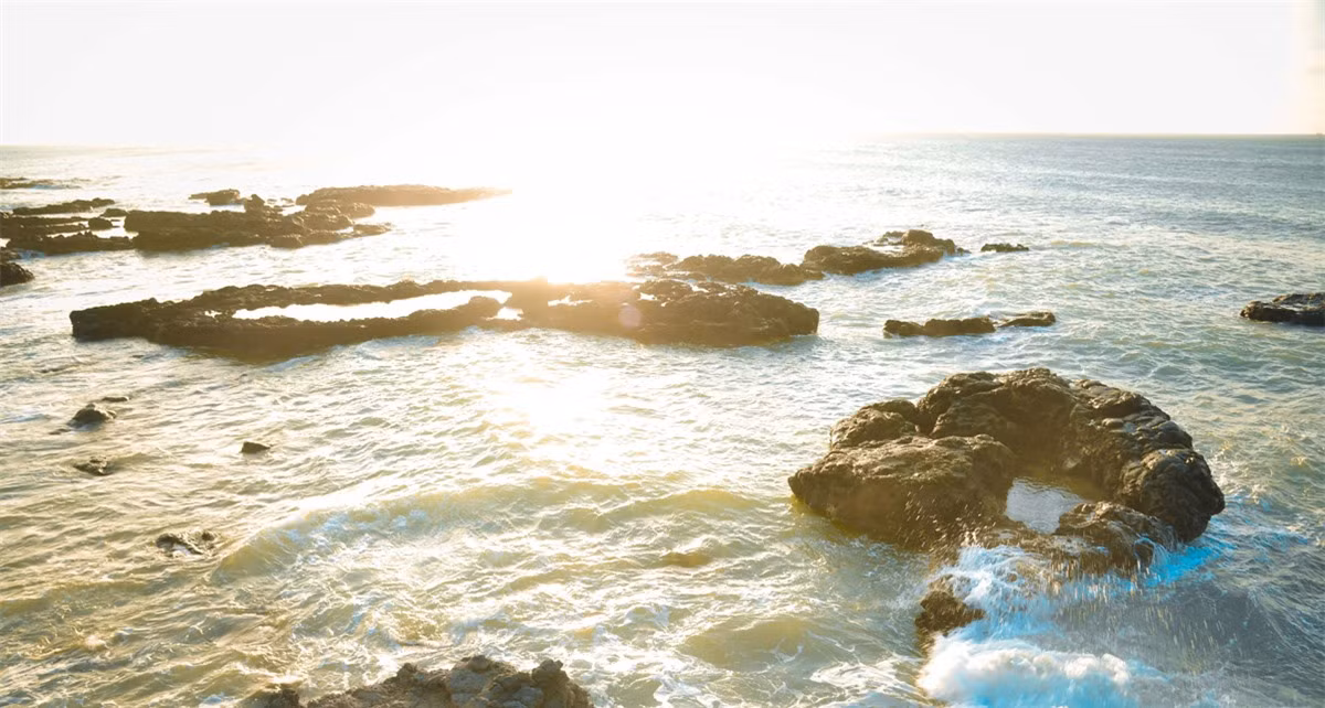 Những cơn sóng trắng xóa dạt vào các mỏm đá người ta cảm giác như đứng giữ chốn bồng lai tiên cảnh. 