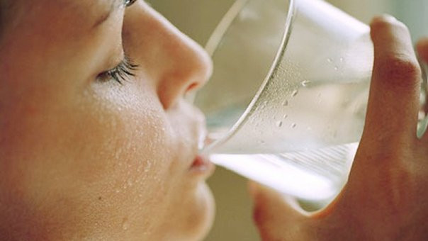 Sáng ngủ dậy đừng uống nước lọc theo 2 cách này Sang ngu day dung uong nuoc loc theo 2 cach nay