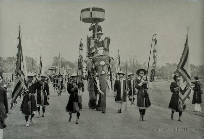 Vua chua nuoc Viet: Cuoi voi, di ngua, hay ngoi thuyen?