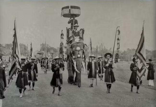 Vua chua nuoc Viet: Cuoi voi, di ngua, hay ngoi thuyen?