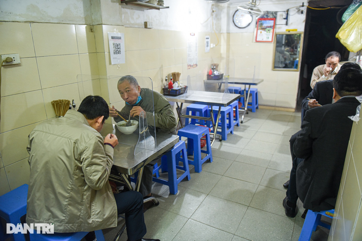 Quán phở lạ đời ở Hà Nội: 40 năm tuyệt đối không dùng chanh, quất - Hình 7 Quan pho la doi o Ha Noi: 40 nam tuyet doi khong dung chanh, quat-Hinh-7