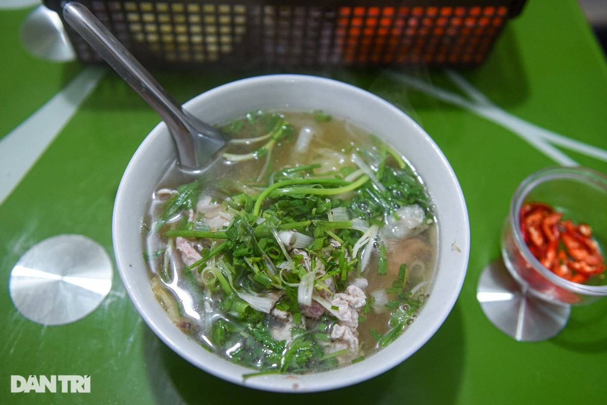 Quán phở lạ đời ở Hà Nội: 40 năm tuyệt đối không dùng chanh, quất - Hình 9 Quan pho la doi o Ha Noi: 40 nam tuyet doi khong dung chanh, quat-Hinh-9