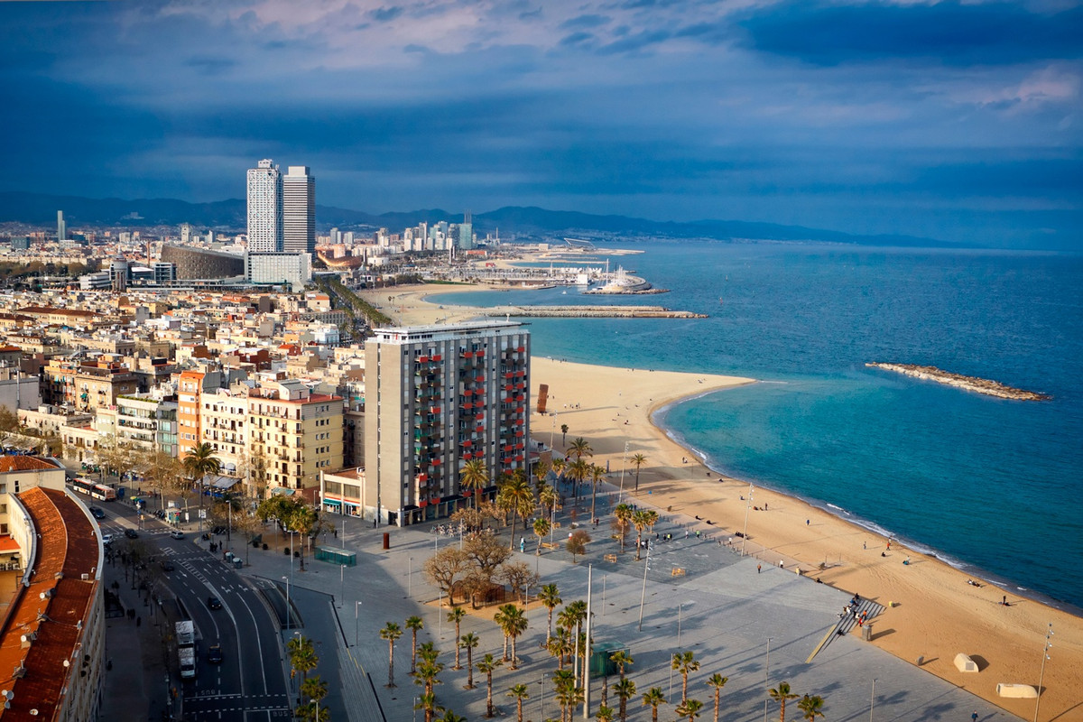  Barcelona là thành phố lớn thứ 2 Tây Ban Nha, tọa lạc tại Comarca của Barcelonès, dọc theo bờ Địa Trung Hải. Thành phố là một trung tâm vận tải, với Cảng Barcelona là một trong những cảng biển chính của châu Âu và cảng hành khách nhộn nhịp nhất của châu Âu. Ảnh: Getty Images.