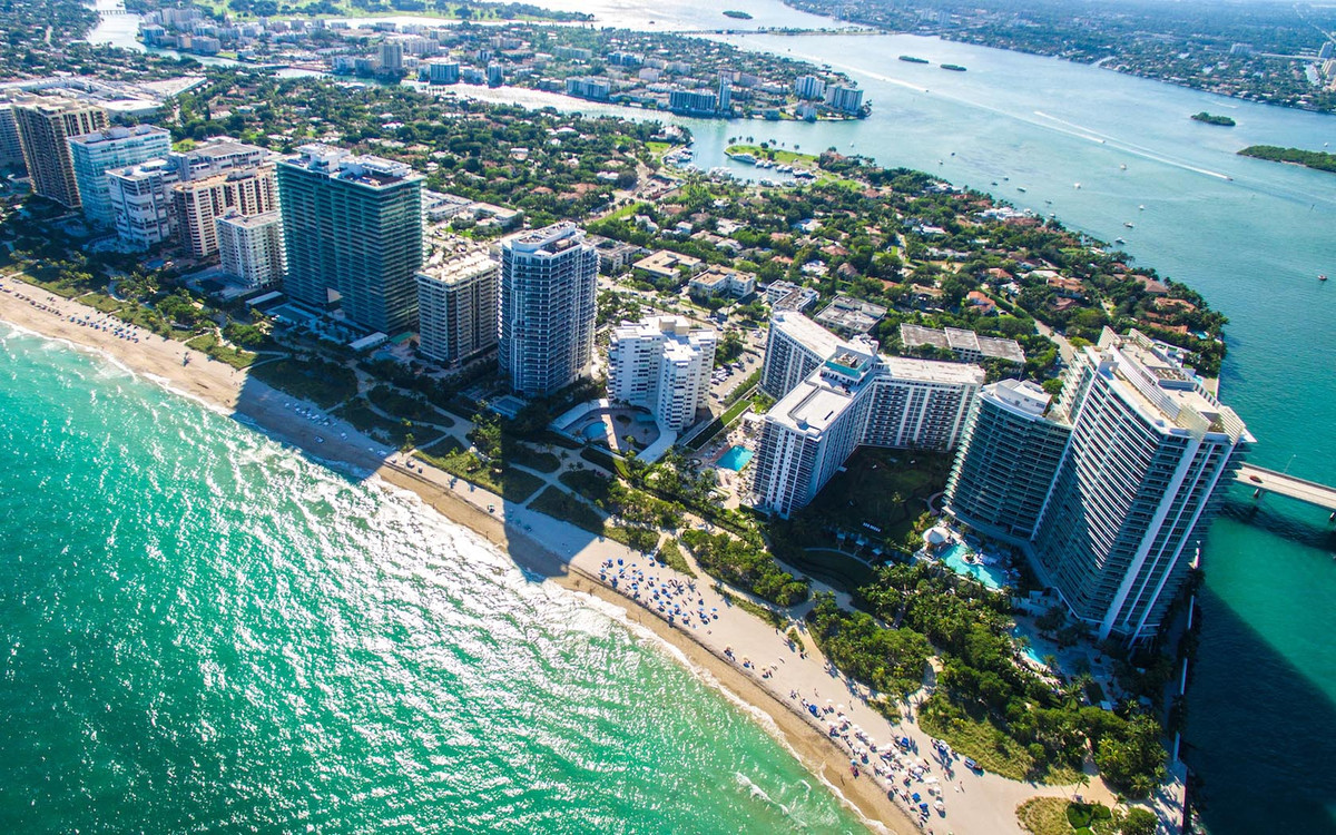 Du lịch là ngành công nghiệp mũi nhọn của thành phố biển Miami của vùng đô thị Nam Florida, Mỹ. Kinh tế thành phố đã phát triển nhanh chóng trong đầu thế kỷ XX nhờ các khu nghỉ mát và dịch vụ. Cảng biển cũng tấp nập với nhiều tàu du lịch cập cảng thành phố. Thành phố còn được mệnh danh là "Thủ đô du thuyền của thế giới" và "Cổng hàng hóa của châu Mỹ". Ảnh: Getty Images.